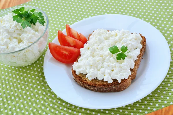 Cottage cheese on bread — Stock Photo, Image