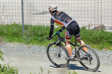 bisikletçi yokuş aşağı iner