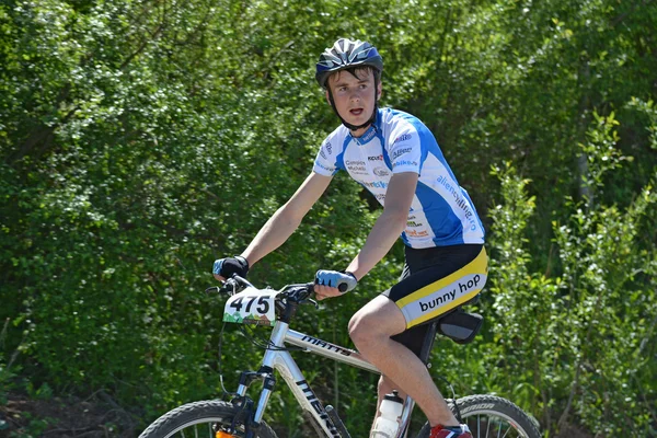 Feliz ciclista en una bicicleta de montaña — Foto de Stock