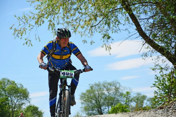 Middelbare leeftijd fietser op een mountainbike — Stockfoto