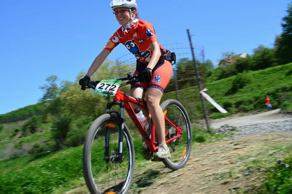 Lächelnde Radfahrerin — Stockfoto