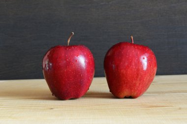 iki kırmızı elma