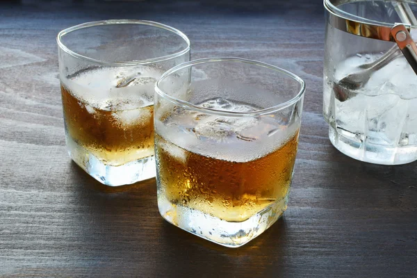 Стакан виски на льду — стоковое фото