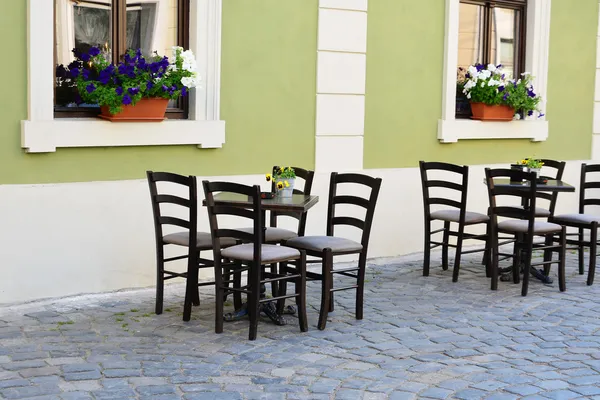 Tavoli e sedie da caffè all'aperto — Foto Stock