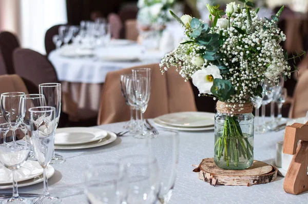 beyaz düğün masası