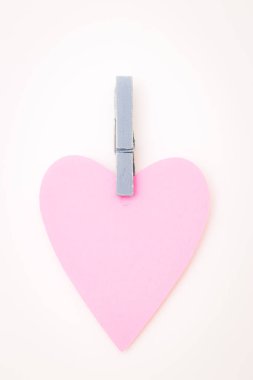 Beyaz arka planda iğnesi olan pembe kalp.