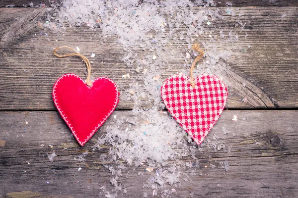 Сердце Форме Красных Сердец Деревянном Фоне Снегом — стоковое фото