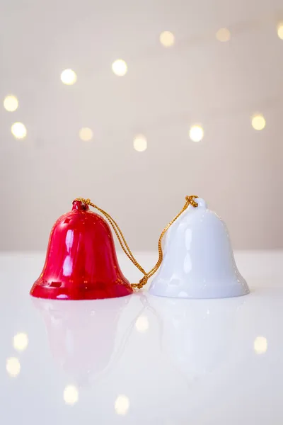 Χριστουγεννιάτικα Κόκκινα Και Λευκά Κουδούνια Λευκό Φόντο Φώτα — Φωτογραφία Αρχείου