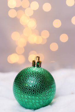 Bulanık arkaplanda Bokeh ile noel ağacı yeşili takı.