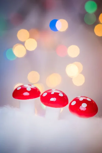 Κόκκινα Μανιτάρια Λευκό Bokeh Αποτέλεσμα Χριστούγεννα Έννοια — Φωτογραφία Αρχείου