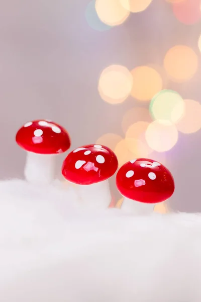 Champiñones Rojos Blanco Con Efecto Bokeh Concepto Navidad —  Fotos de Stock
