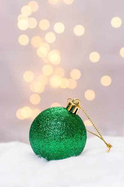 Χριστουγεννιάτικο Δέντρο Πράσινο Μπιχλιμπίδι Θολή Φόντο Bokeh — Φωτογραφία Αρχείου