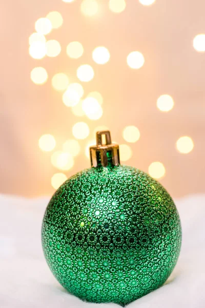 Χριστουγεννιάτικο Δέντρο Πράσινο Μπιχλιμπίδι Θολή Φόντο Bokeh — Φωτογραφία Αρχείου