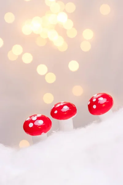 Champiñones Rojos Blanco Con Efecto Bokeh Concepto Navidad —  Fotos de Stock
