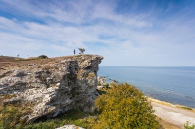 Bir adam İsrail 'in kuzeyindeki Akdeniz kıyılarında sahilde duruyor.