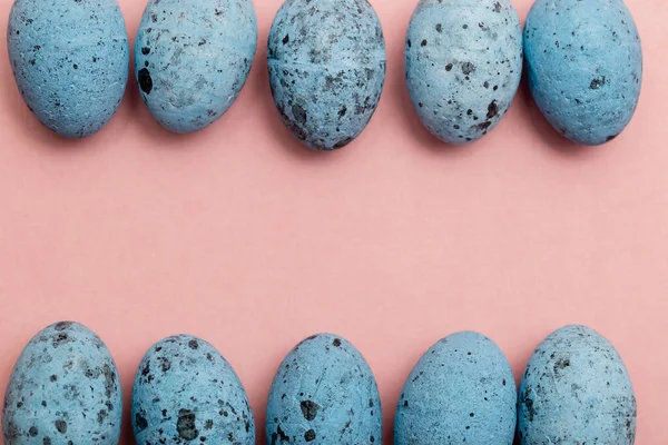 Yuvadaki paskalya yumurtaları beyaz arka planda. Üst Manzara. Boşluğu kopyala.