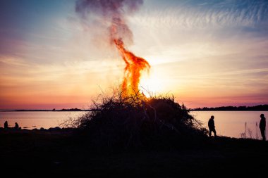 İsveç'te Walpurgis gece kutluyor insanlar