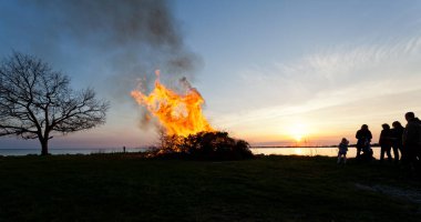 İsveç'te Walpurgis gece kutluyor insanlar