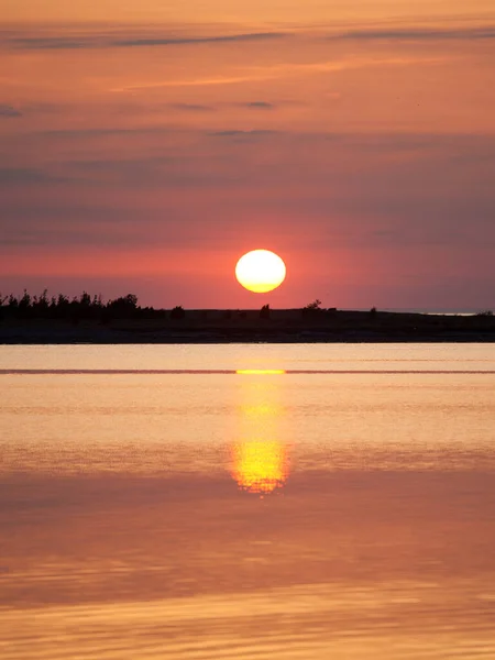 Όμορφο Ηλιοβασίλεμα Πάνω Από Την Ήρεμη Θάλασσα Αντανάκλαση Στον Ήλιο — Φωτογραφία Αρχείου
