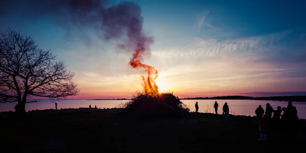 Lidé Slaví Pálení Čarodějnic Švédsku — Stock fotografie