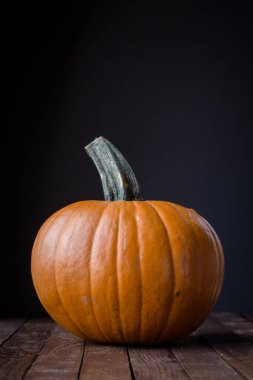 Karanlık arka planda Cadılar Bayramı balkabağı 