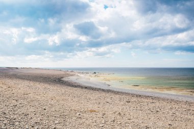 Güzel deniz manzarası ve kumsal.