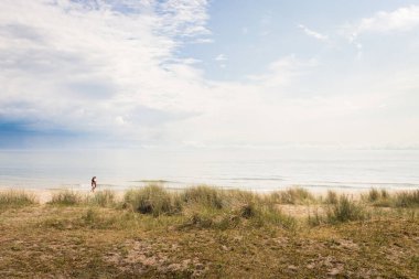 Deniz ve mavi gökyüzü olan güzel sahil 