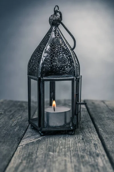 Lanterne Avec Bougie Allumée Sur Fond Bois — Photo