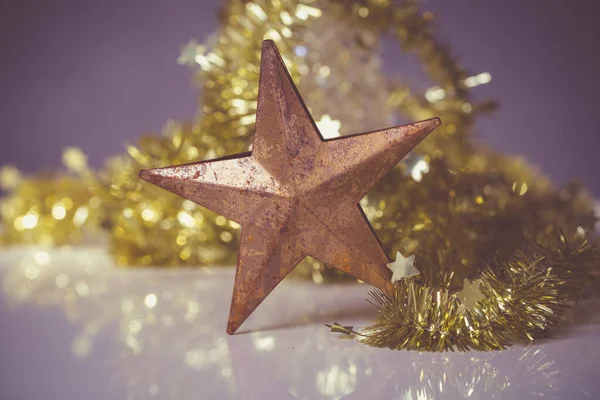Χριστουγεννιάτικη Διακόσμηση Χρυσό Αστέρι Και Tinsel — Φωτογραφία Αρχείου