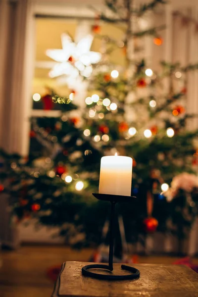 Kerstboom Met Versieringen Brandende Kaars — Stockfoto