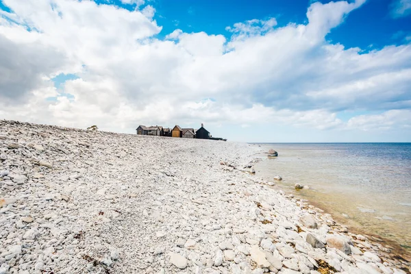 一望无际的美丽海滩 岸边挂着石头 — 图库照片
