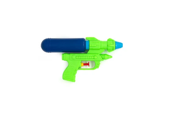Zelená hračka Vodní pistole na bílém pozadí — Stock fotografie