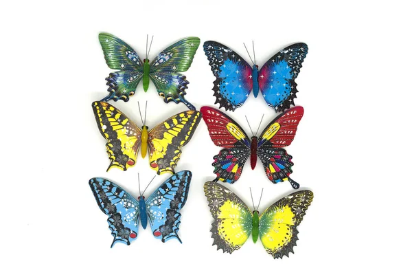 Beyaz kelebeğe izole edilmiş plastik renkli oyuncak kelebeğin yakın çekimi. — Stok fotoğraf