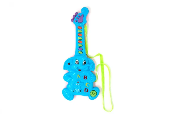 Brinquedo de guitarra azul isolado no fundo branco. — Fotografia de Stock