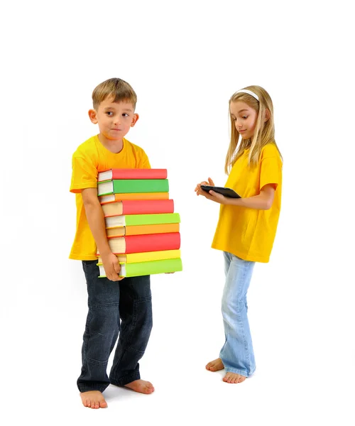Niño llevando libros pesados, y una chica que tiene un libro electrónico —  Fotos de Stock