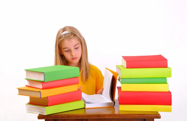 Educação - menina bonita lendo um livro cercado por livros, isolado em branco — Fotografia de Stock