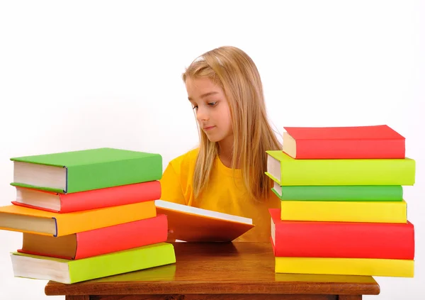 Utbildning - vacker flicka läsa en bok som omges av böcker, på vit bakgrund — Stockfoto