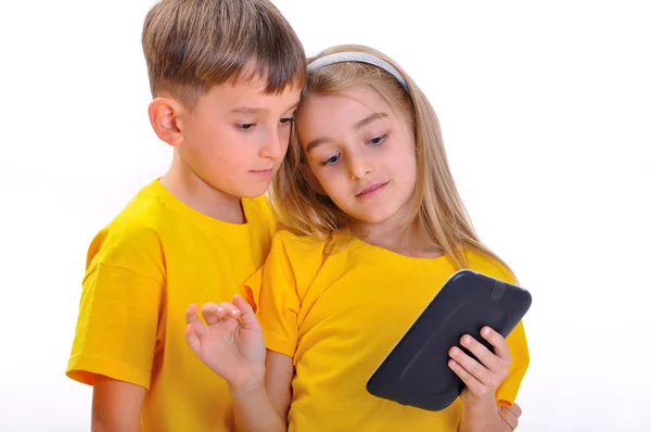 Ragazzo e ragazza guardando e-book — Foto Stock