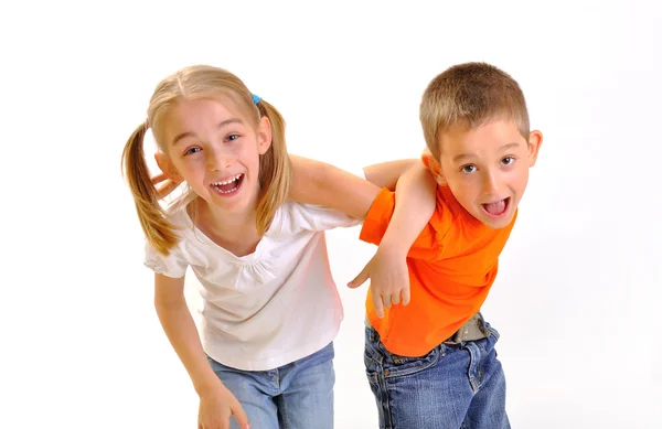 Chico y una chica forcejeando — Foto de Stock