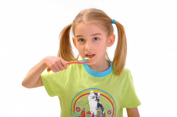 Enfant se brossant les dents isolé sur blanc — Photo