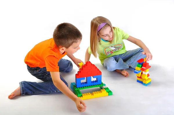 Niños jugando con constructor —  Fotos de Stock