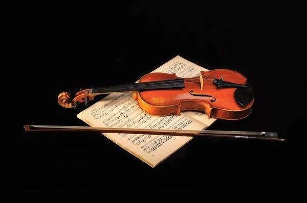 Стара скрипка на партитурі — стокове фото