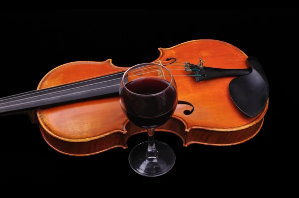 Violine och vin isolerade på svart — Stockfoto