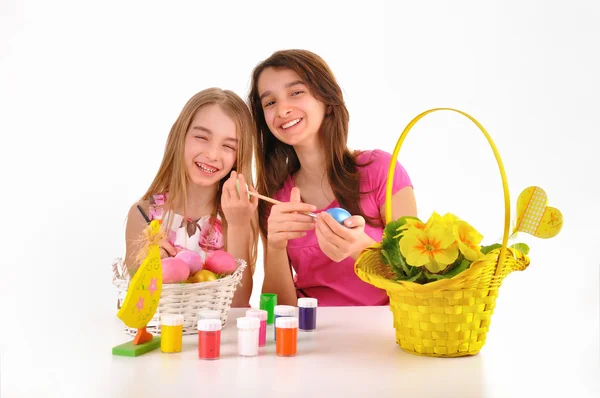 Dvě dívky - sestry malovaná velikonoční vajíčka a zábavy — Stock fotografie