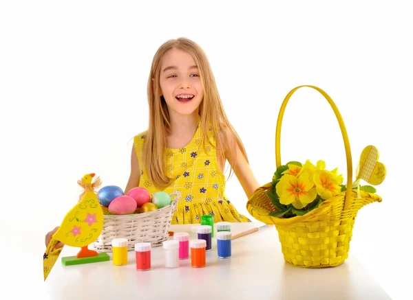 Sorrindo menina pintando ovos de Páscoa — Fotografia de Stock