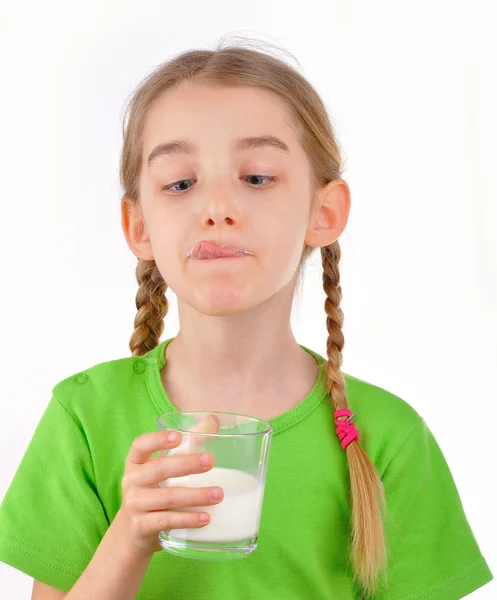 Menina bebe leite de um copo — Fotografia de Stock
