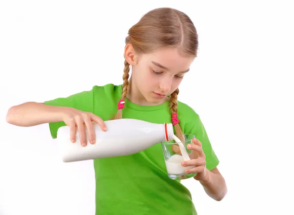 Szép lány önti tej, egy üveg pohár — Stock Fotó