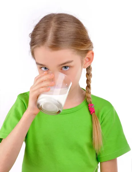 Meisje drinkt melk uit een glas Stockfoto