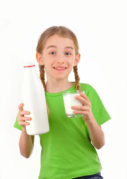 Chica sonriente sosteniendo una botella y un vaso de leche Fotos De Stock