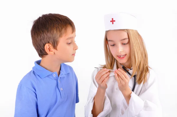 医師で遊ぶ子供たち — ストック写真